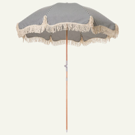 marinblå randigt parasoll